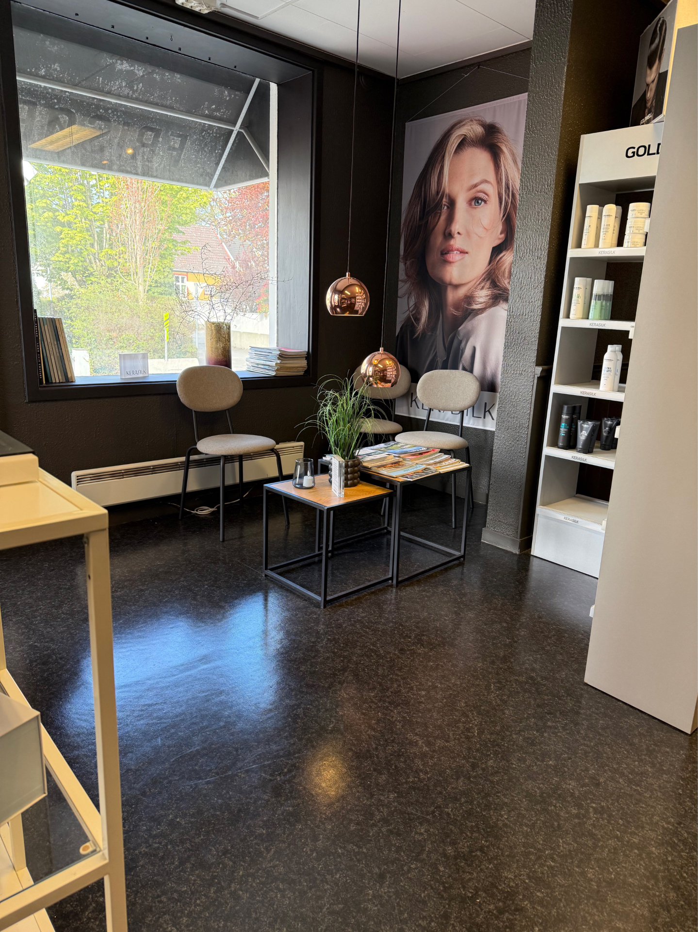 Frisør jobber med hår